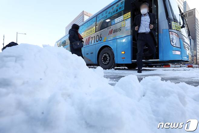 지난밤 수도권을 중심으로 폭설이 내린 4일 오전 서울 광화문버스 정류장에서 시민들이 출근길 발걸음을 재촉하고 있다. 2021.2.4/뉴스1 © News1 황기선 기자