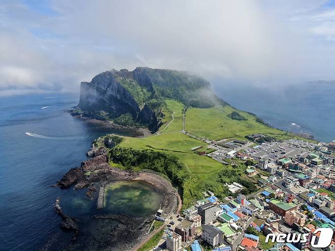 제주 서귀포시 성산읍 해안가에서 바라본 성산일출봉에 해무가 껴 한폭의 그림같은 풍경을 연출하고 있다. (제주시 제공) 2019.7.28 /뉴스1 © News1