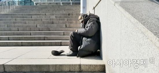 3일 오후 서울역 광장 한 계단에 노숙인이 기대어 일상의 고단함을 달래고 있다. 사진=한승곤 기자 hsg@asiae.co.kr