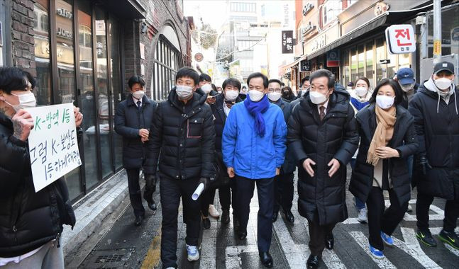 4일 서울 용산구 이태원에서 열린 더불어민주당 코로나19 피해 맞춤 지원을 위한 현장 간담회에 참석한 더불어민주당 이낙연 대표가 이태원 상가 일대를 둘러보던 중 피켓을 든 상인에게 고개를 숙여 인사하고 있다. ⓒ국회사진취재단