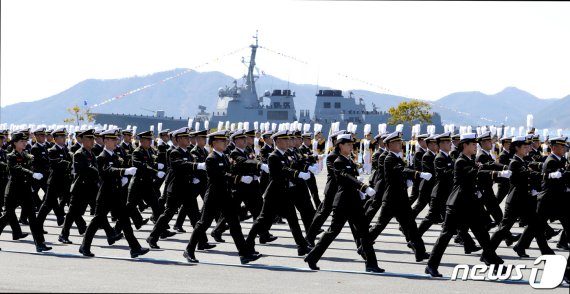 지난해 3월 경남 창원시 해군사관학교 연병장에서 열린 '제74기 해군사관생도 졸업 및 임관식'에서 신임 소위들이 분열 행진을 하고 있다. (자료사진) 2020.3.11/뉴스1 /사진=뉴스1