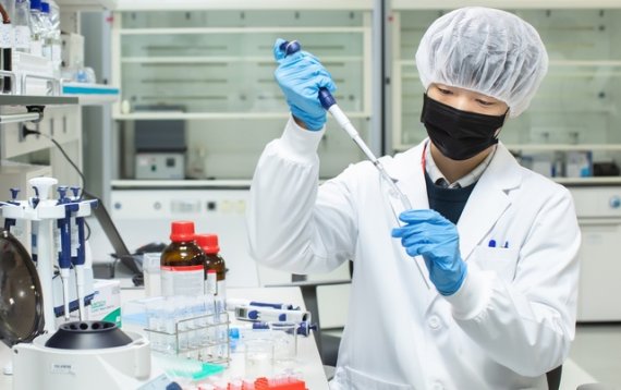 SK바이오사이언스 연구원이 백신 개발을 위한 R&D를 진행하고 있다. SK바이오사이언스 제공.