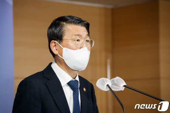 은성수 금융위원장이 3일 서울 종로구 정부서울청사 합동브리핑실에서 공매도 부분적 재개 관련 내용을 발표하고 있다. 금융위원회는 오는 3월15일 종료 예정인 공매도 금지 조치를 5월2일까지 추가 연장했다. /사진=뉴스1