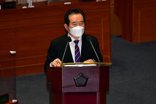 정세균 국무총리가 4일 국회 본회의에서 정치·외교·통일·안보에 관한 대정부질문에 답변하고 있다. 연합뉴스