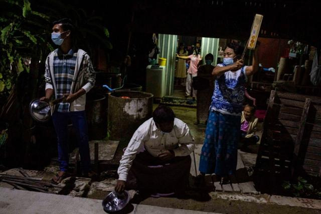 2일 밤 미얀마 양곤에서 시민들이 그릇 등을 두드리며 쿠데타 반대 목소리를 내고 있다. 양곤=AFP 연합뉴스