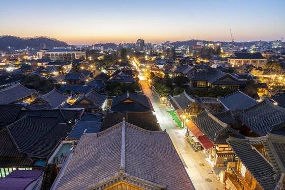 전주 한옥마을의 전경. 코로나19 이후 사람이 부쩍 줄은 모습이다.