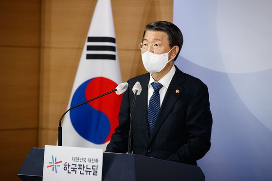 은성수 금융위원장이 3일 서울 종로구 정부서울청사 합동브리핑실에서 공매도 부분적 재개 관련 내용을 발표하고 있다. 뉴스1