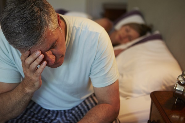 수면 중 소리를 지르거나 발길질을 하는 등 과격한 행동을 보이면 악몽이나 잠꼬대가 아닌 치료가 필요한 렘수면행동장애일 수 있다. 렘수면행동장애는 빨리 치료를 시작하면 진행을 늦출 수 있다(사진=클립아트코리아).