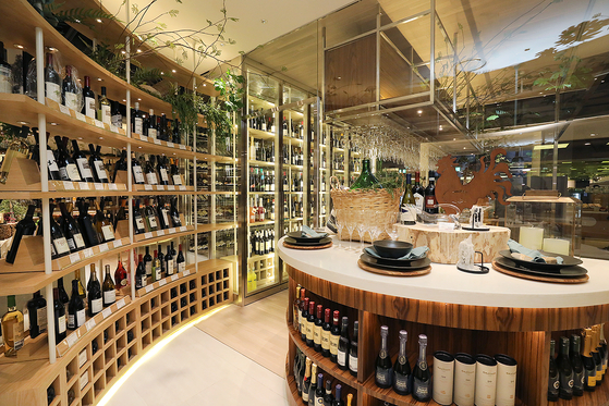 Hyundai Department Store's main branch in Apgujeong, southern Seoul, has a wine shop that also offers a space to sip on your purchases. [HYUNDAI DEPARTMENT STORE]