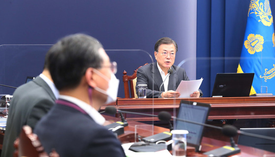 President Moon Jae-in on Monday vows to take action against the opposition’s allegations of a government plan to build a nuclear reactor for North Korea. [JOINT PRESS CORPS]