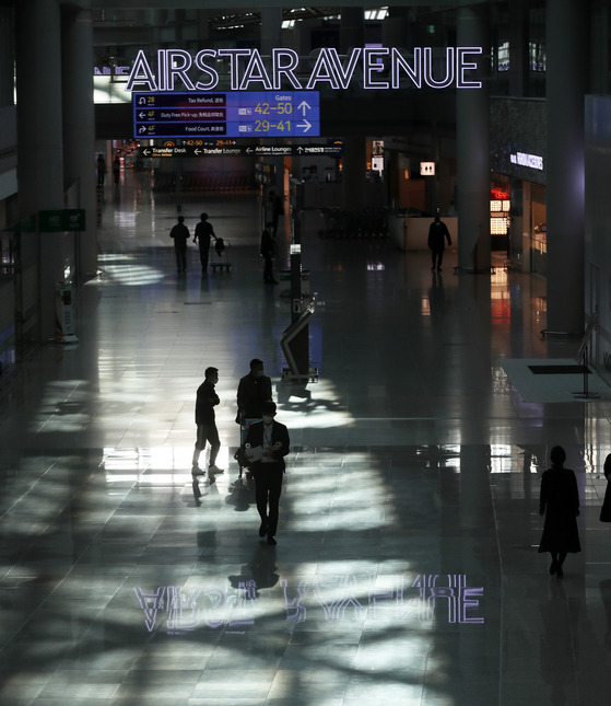 The duty-free section at Incheon International Airport Terminal 1 stands empty on Thursday. As the pandemic continues, the number of visitors to the airport has decreased for 12 months straight. Current duty-free licenses are set to expire by the end of February. [NEWS 1]