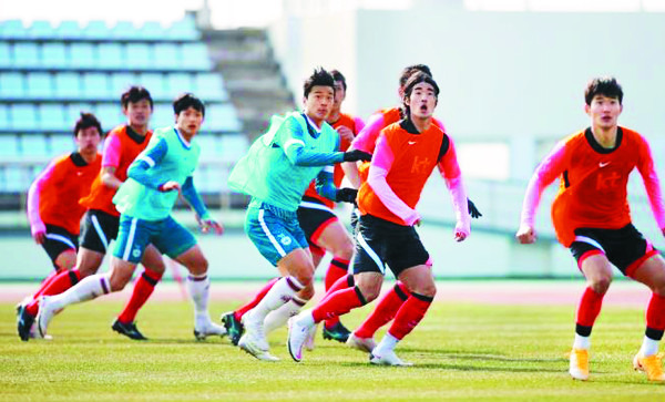 대전하나시티즌 선수들(하늘색 유니폼)이 2일 제주 서귀포의 강창학공원종합경기장에서 열린 올림픽축구대표팀과의 연습경기에서 공격을 시도하고 있다. 대한축구협회 제공