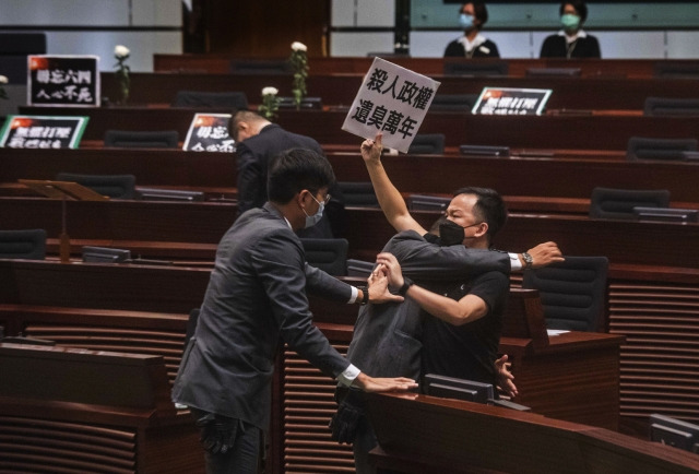 홍콩 입법원 야당 의원이 끌려나가는 모습 AP뉴시스