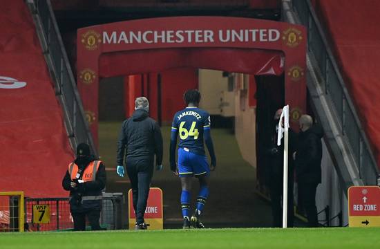 사우스햄튼 미드필더 알렉산드르 얀케비츠(등번호 64번)가 지난 3일(한국시간) 영국 맨체스터의 올드 트래포드에서 열린 2020-2021 잉글랜드 프리미어리그 22라운드 맨유와의 경기에서 전반 2분 만에 퇴장을 당해 쓸쓸히 경기장을 빠져나가고 있다. /사진=로이터