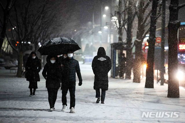 [서울=뉴시스]김선웅 기자 = 서울 지역에 대설주의보가 발령된 지난 3일 저녁 서울 도심에 눈이 내리고 있다. 2021.02.03. mangusta@newsis.com