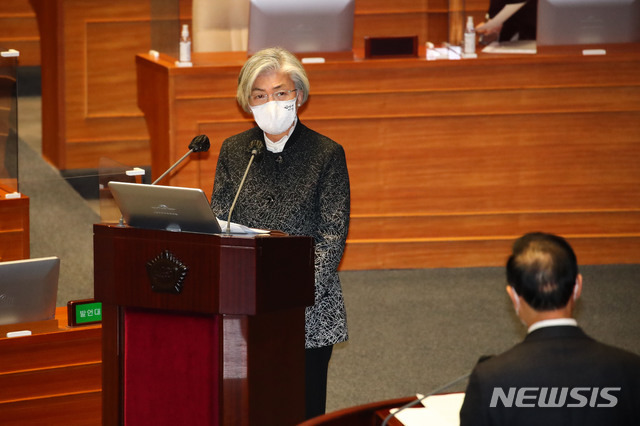 [서울=뉴시스]전진환 기자 = 강경화 외교부 장관이 4일 국회 본회의에서 열린 정치·외교·통일·안보 분야 대정부 질문에서 더불어민주당 홍영표 의원의 질문에 답변하고 있다.  (공동취재사진) 2021.02.04. photo@newsis.com