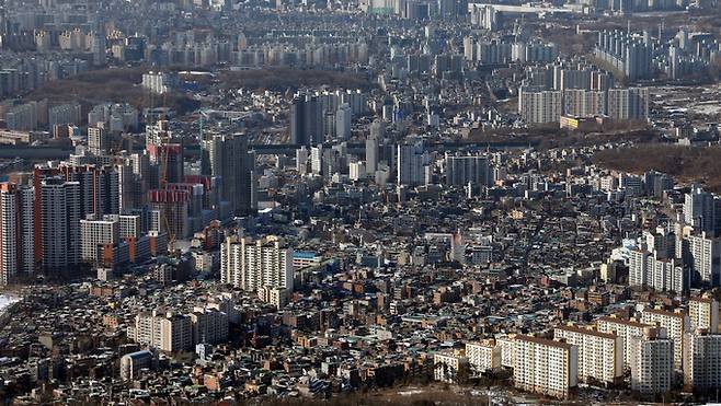 정부가 25번째 부동산 대책을 발표한 4일 남한산성에서 바라 본 서울 모습. 연합뉴스