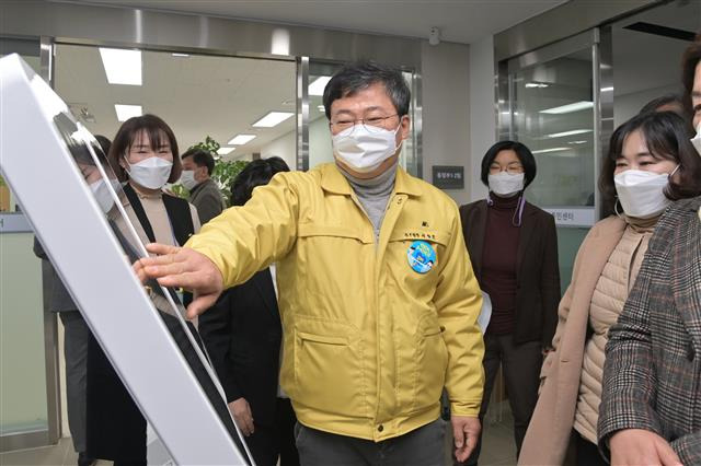 서양호(오른쪽) 중구청장이 지난 1일 신당동복합청사에서 열린 생활 사회간접자본(SOC) 복합공간 ‘신당누리센터’ 개청식이 끝난 뒤 시설을 관람하고 있다.중구 제공