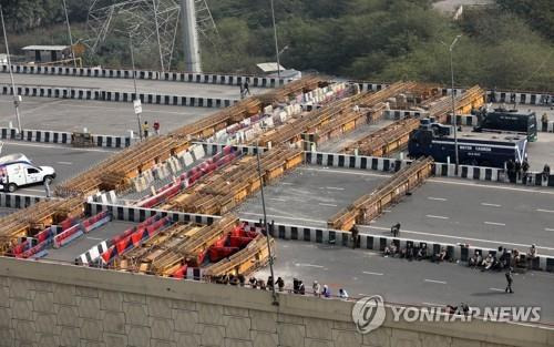 인도 정부가 뉴델리 외곽 농민 시위대 집결지 인근 도로에 설치한 이동 저지용 구조물. [EPA=연합뉴스]