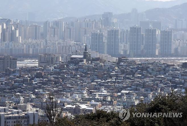 공공개발 사업으로 4년내 서울 32만호 등 전국 83만6천호 공급 (서울=연합뉴스) 박동주 기자 = 사진은 이날 남산에서 바라본 서울 시내 모습. 2021.2.4 pdj6635@yna.co.kr