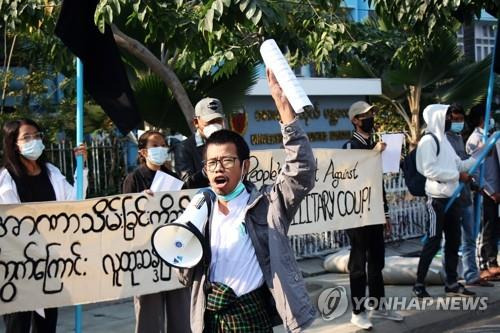 군부 쿠데타 이후 첫 항의 거리시위 나선 미얀마인들 (만달레이 로이터=연합뉴스) 4일(현지시간) 미얀마 제2 도시 만달레이의 만달레이 의대 앞 거리에서 시민들이 지난 1일 군부가 감행한 쿠데타와 주요 정부 인사 구금에 대해 항의 시위를 벌이고 있다. 이 시위는 쿠데타 발생 이후 처음 벌어진 거리 시위다. [재판매 및 DB 금지]      knhknh@yna.co.kr