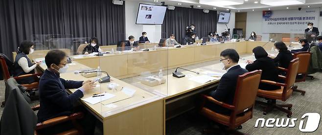 지난 1월 27일 충북 청주시 오송읍 식품의약품안전처에서 열린 '셀트리온 코로나19 치료제 중앙약사심의위원회 회의'에 앞서 전문가 등 심의위원들이 회의를 준비하고 있다. 2021.1.27/뉴스1 © News1 장수영 기자