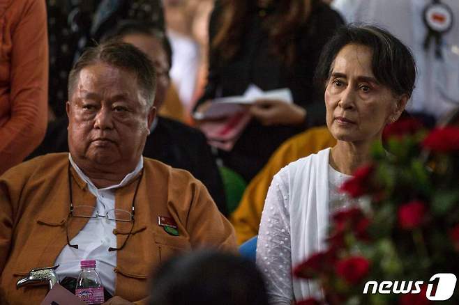 윈 흐테인 미얀마 민주주의민족동맹(NLD) 중앙집행위원과 아웅산 수치 국가고문. © AFP=뉴스1