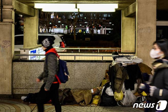 일본 도쿄도의 행인들이 마스크를 쓴 채 걷고 있다. © AFP=뉴스1