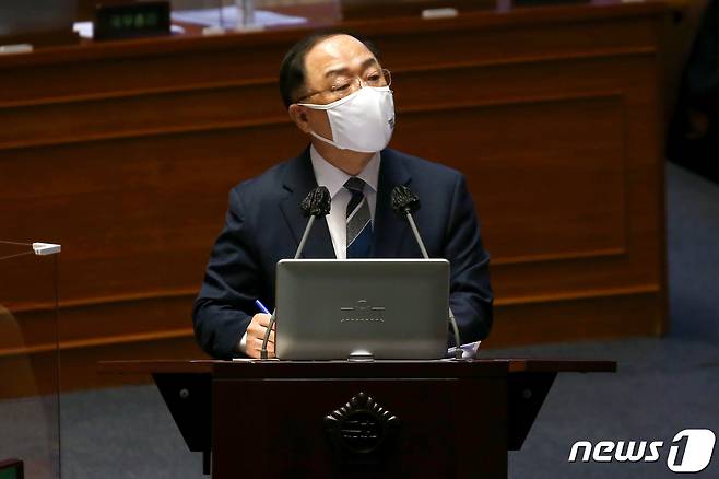 홍남기 경제부총리 겸 기획재정부 장관이 5일 오후 서울 여의도 국회에서 열린 제384회국회(임시회) 제5차 본회의에서 경제에 관한 질문에 답변하고 있다. 2021.2.5/뉴스1 © News1 신웅수 기자