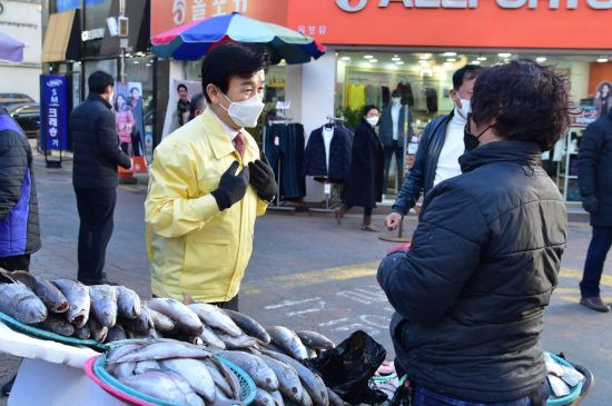 조규일 진주시장 전통시장 방문 장보기에 나섰다 (사진=진주시)