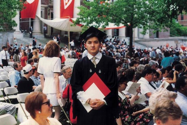 1993년 하버드대 졸업식에서 찍은 기념사진. 홍정욱 제공