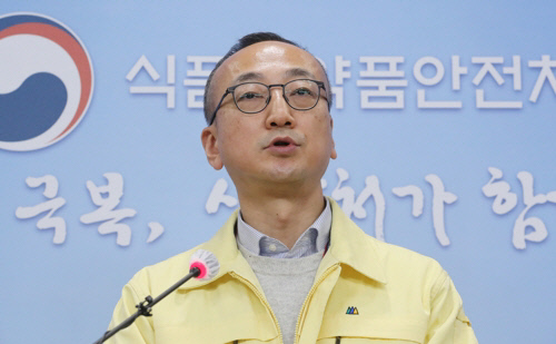 김상봉 식품의약품안전처 바이오생약국장이 1일 오후 충북 청주시 질병관리본부 브리핑룸에서 아스트라제네카 신종 코로나바이러스 감염증(코로나19) 백신 검증 자문단 회의 결과를 발표하고 있다. 연합뉴스