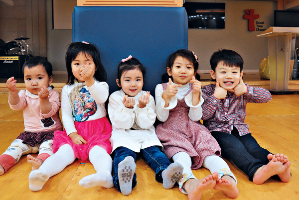 서울 좋은나무교회 어린이들이 지난해 1월 교회에서 열린 키즈캠프 개원식에서 함께했다.