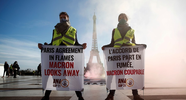 2020년 12월 10일 파리기후협정 체결 5주년을 맞아 환경운동가들이 프랑스 파리 에펠탑 앞에서 “불길에 휩싸인 파리기후협정, 외면하는 마크롱”이라고 적힌 현수막을 들고 프랑스 정부의 기후변화 대응을 촉구하는 시위를 하고 있다. 로이터연합뉴스
