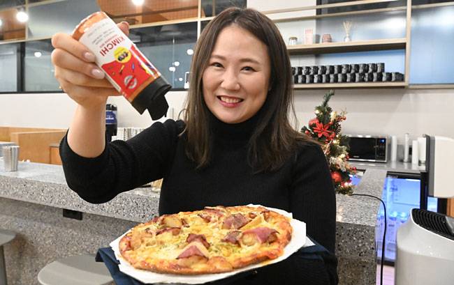‘안태양’, 태양처럼 세상을 비추고 밝은 사람으로 살라고 어머니가 지어주신 이름이다. 안태양 푸드컬쳐랩 대표가 지난 1월 29일 강남의 한 공유 사무실에서 자신이 개발한 김치 시즈닝을 피자에 뿌리며 밝게 웃고 있다.   신창섭 기자