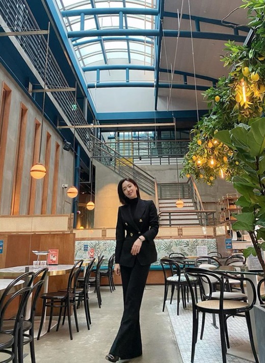 Ham Eun Jung, from group T-ara, boasted an Incomparable ratio.Ham Eun Jung posted a picture on his personal SNS on the 4th, Photo ... What is this?The photo shows Ham Eun Jung posing in a cafe; Ham Eun Jung in the photo showed off his extraordinary leg length in a black suit.On the other hand, Ham Eun Jung will appear on KBS 1TV daily drama Drama Dream scheduled to be broadcast in March.