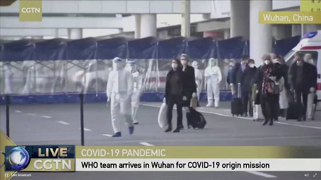 중국 관영 영어방송 CGTN이 지난달 코로나19 조사를 위해 중국 우한에 도착한 세계보건기구(WHO) 조사팀의 도착 장면을 중계하고 있다.[로이터]