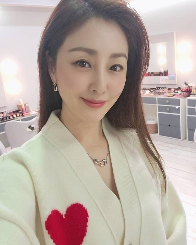 Actor Oh Na-ra showed off her beautiful beauty.Oh Na-ra posted several photos on his instagram on February 5 with an article entitled Successful if you take 20,000 selfies and get one or two.The photo shows Oh Na-ra, who takes a selfie with a white cardigan with a red heart on his chest and a long hair.A cool, elegant look and a graceful atmosphere on her small face attracts attention. As she grew younger, she showed off her beauty and admiration.On the other hand, Oh Na-ra recently appeared in SBS entertainment Baek Jong-wons Alley Restaurant and showed a hidden gourmet aspect.He appeared in MBC drama The Tenth Century last year, and is about to release a new film, Apgujeong Report (Gase), directed by Im Jin-soon, and a new film, Count (Gase), directed by Kwon Hyuk-jae.