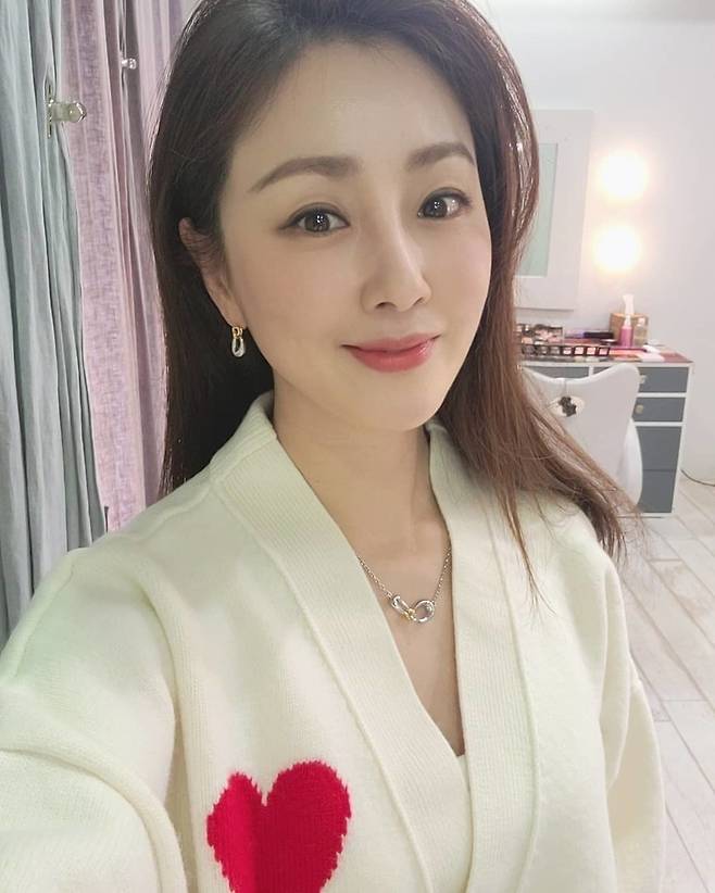 Actor Oh Na-ra showed off her beautiful beauty.Oh Na-ra posted several photos on his instagram on February 5 with an article entitled Successful if you take 20,000 selfies and get one or two.The photo shows Oh Na-ra, who takes a selfie with a white cardigan with a red heart on his chest and a long hair.A cool, elegant look and a graceful atmosphere on her small face attracts attention. As she grew younger, she showed off her beauty and admiration.On the other hand, Oh Na-ra recently appeared in SBS entertainment Baek Jong-wons Alley Restaurant and showed a hidden gourmet aspect.He appeared in MBC drama The Tenth Century last year, and is about to release a new film, Apgujeong Report (Gase), directed by Im Jin-soon, and a new film, Count (Gase), directed by Kwon Hyuk-jae.