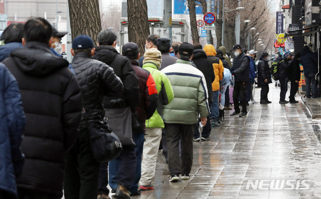 [서울=뉴시스]김병문 기자 = 노숙인들이 지난달 28일 오전 서울 용산구 서울역 인근 한 무료급식소 앞에서 배식을 기다리고 있다. 신종 코로나바이러스 감염증(코로나19) 확진자가 발생한 서울역 희망지원센터는 지난 26일부터 운영이 중단되고 있다. 2021.01.28.  dadazon@newsis.com