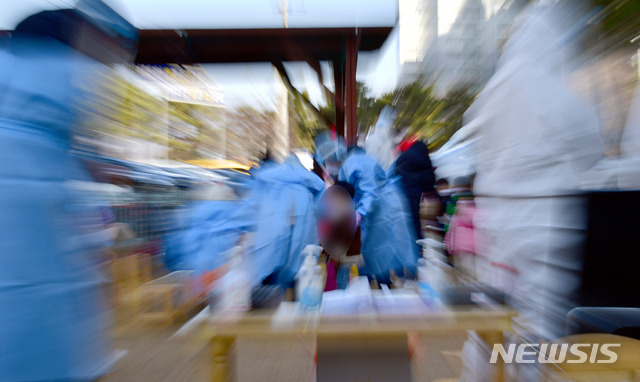 [광주=뉴시스] = 신종 코로나바이러스 감염증(코로나19) 전수 검사. (사진=뉴시스 DB). photo@newsis.com