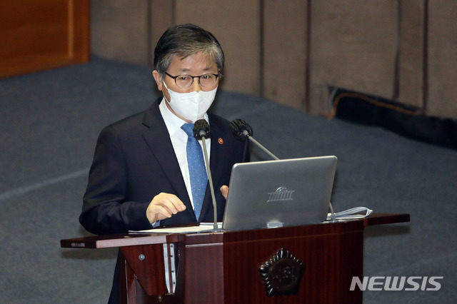 [서울=뉴시스]최동준 기자 = 변창흠 국토교통부 장관이 5일 오후 서울 여의도 국회에서 열린 본회의 대정부질문에서 질의에 답변하고 있다. (공동취재사진) 2021.02.05. photo@newsis.com