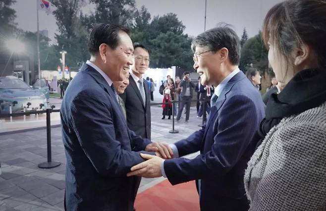 장하성 주중대사(오른쪽) 만나는 중국 아주경제발전협회 권순기 회장(왼쪽). 바이두 캡처