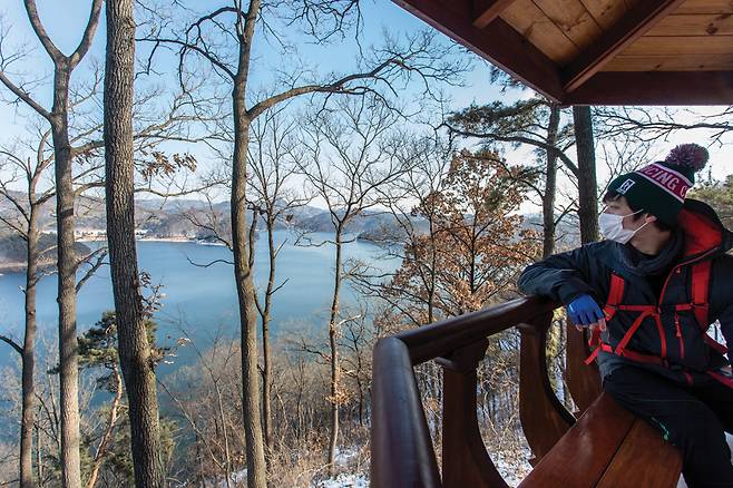 지명산에 설치된 정자 ‘지락정’에서 바라본 대청호.