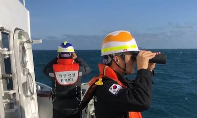 통영해양경찰이 지난 1월 25일 침몰한 339t급 대형선망어선 127대양호 실종자 수색 작업을 하고 있다. 연합뉴스