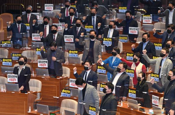 반발하는 野 - 국민의힘 의원들이 4일 국회에서 열린 제348회 국회(임시회) 제4차 본회의에서 임성근 부장판사에 대한 탄핵소추안이 가결되자 일제히 자리에서 일어나 규탄 구호를 외치고 있다.김명국 선임기자 daunso@seoul.co.kr