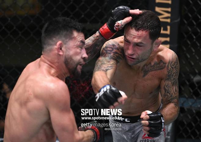 ▲ 프랭키 에드가는 다시 원래 스타일로 짧게 머리를 자르고 페드로 무뇨즈에게 판정승했다. 밴텀급 데뷔전 승리였다.