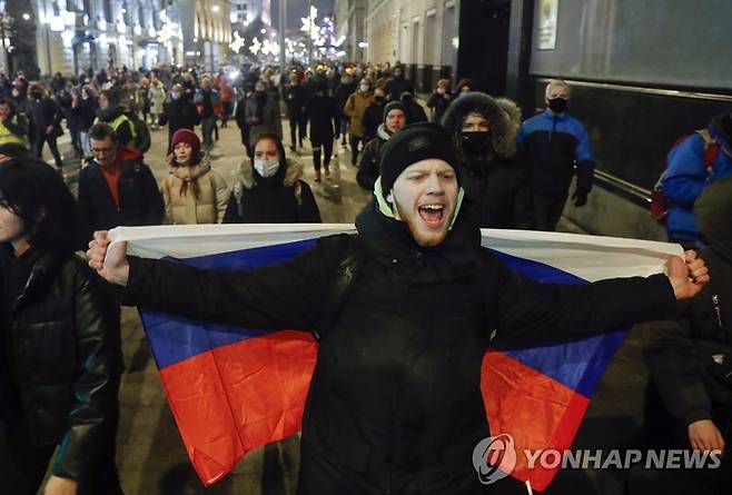 지난 2일 모스크바에서 나발니 실형 선고에 항의하며 시위를 벌이는 지지자들 [AP=연합뉴스 자료사진]