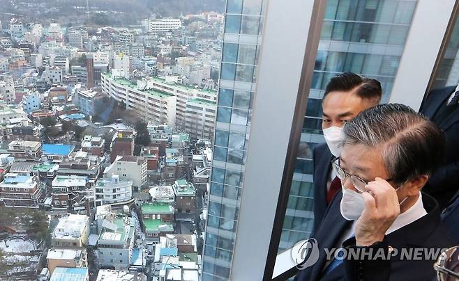 쪽방촌 정비방안 계획부지 바라보는 변창흠 장관 (서울=연합뉴스) 변창흠 국토교통부 장관이 5일 서울 용산구 KDB생명타워에서 열린 쪽방촌 정비방안 계획발표에 참석해 부지를 바라보고 있다. [사진공동취재단] photo@yna.co.kr