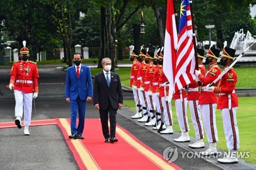 자카르타 대통령궁 방문한 무히딘 야신 말레이시아 총리 [AFP=연합뉴스]